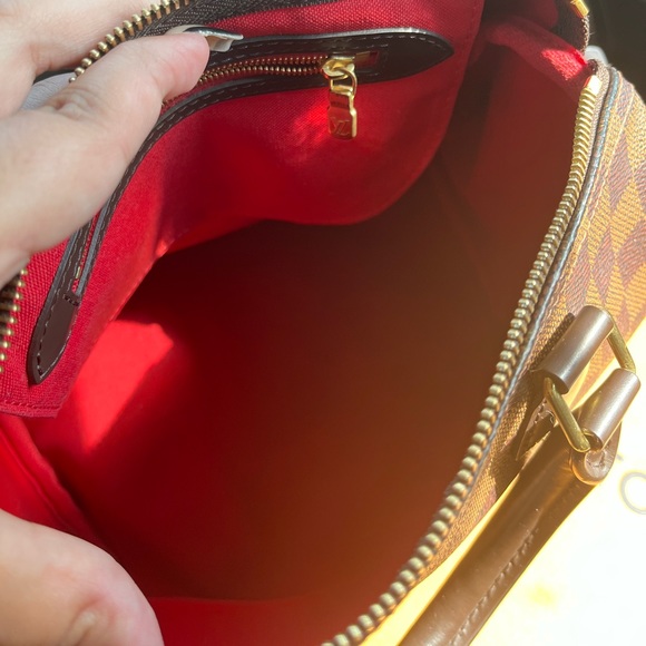 Selling my LV Speedy 25. Parting ways with this bag to purchase a bigger one. - Picture 5 of 7